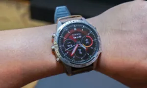 Smartwatch dùng thép Damascus, giá 80 triệu đồng