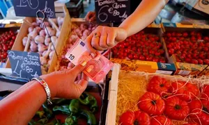 Tiền mặt sắp mất 'ngôi vương' ở eurozone