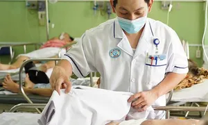 Bé trai mất bàn tay do nổ pháo tự chế