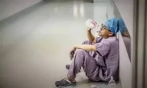 'Tăng lương giữ chân bác sĩ tốt hơn miễn học phí sinh viên Y'