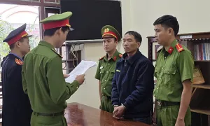 Bé gái bị hàng xóm hãm hại khi chơi trốn tìm