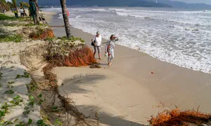 Xót xa vì bãi biển Mỹ Khê sạt lở