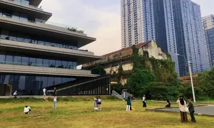 Giới trẻ check in vết tích xưởng đóng tàu Ba Son gần ga metro