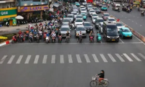 Dòng xe dừng đúng vạch, thẳng hàng tại các giao lộ ở Hà Nội, TP HCM