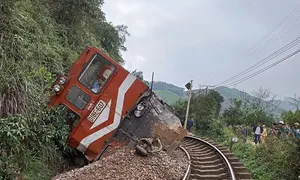 Tàu hàng lật nghiêng, đường sắt Bắc Nam tê liệt