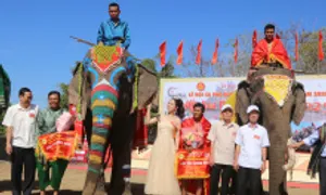 Trang điểm, đãi buffet cho voi Buôn Đôn Trang điểm, đãi buffet cho voi Buôn Đôn