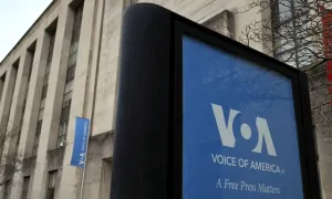 Chính quyền ông Trump sa thải gần 600 nhân viên đài VOA Chính quyền ông Trump sa thải gần 600 nhân viên đài VOA