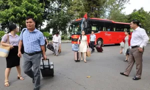Ngày đầu đưa đón công chức đi làm sau sáp nhập tỉnh, thành