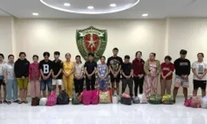 Vợ chồng giám đốc bị bắt vì làm 70.000 chai dầu gió giả của Singapore