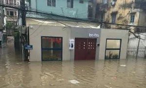 Những quán cà phê Hà Nội liên tiếp bị bão 'hành'