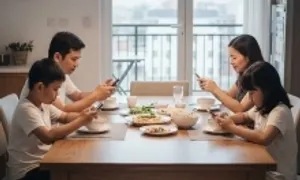 Mỗi người cầm một chiếc điện thoại trong bữa cơm gia đình
