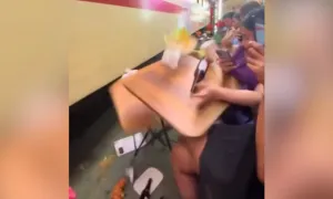 Tàu hỏa đâm văng bàn ghế ở phố đường tàu Hà Nội